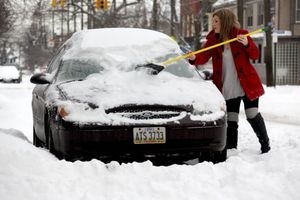 Как очищать снег и лед с машины